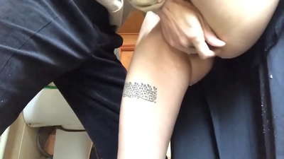 Squirt katika bafuni ya shule, orgasm halisi ya povu - mwalimu wangu alijitahidi sana